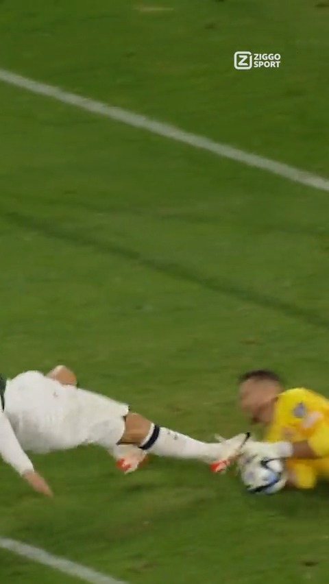 𝐙𝐨𝐨𝐨 Cristiano Ronaldo 🫣 Komt de Portugese superster hier goed weg met een gele kaart? 🤔 #ZiggoSport #EURO2024 #CristianoRonaldo
