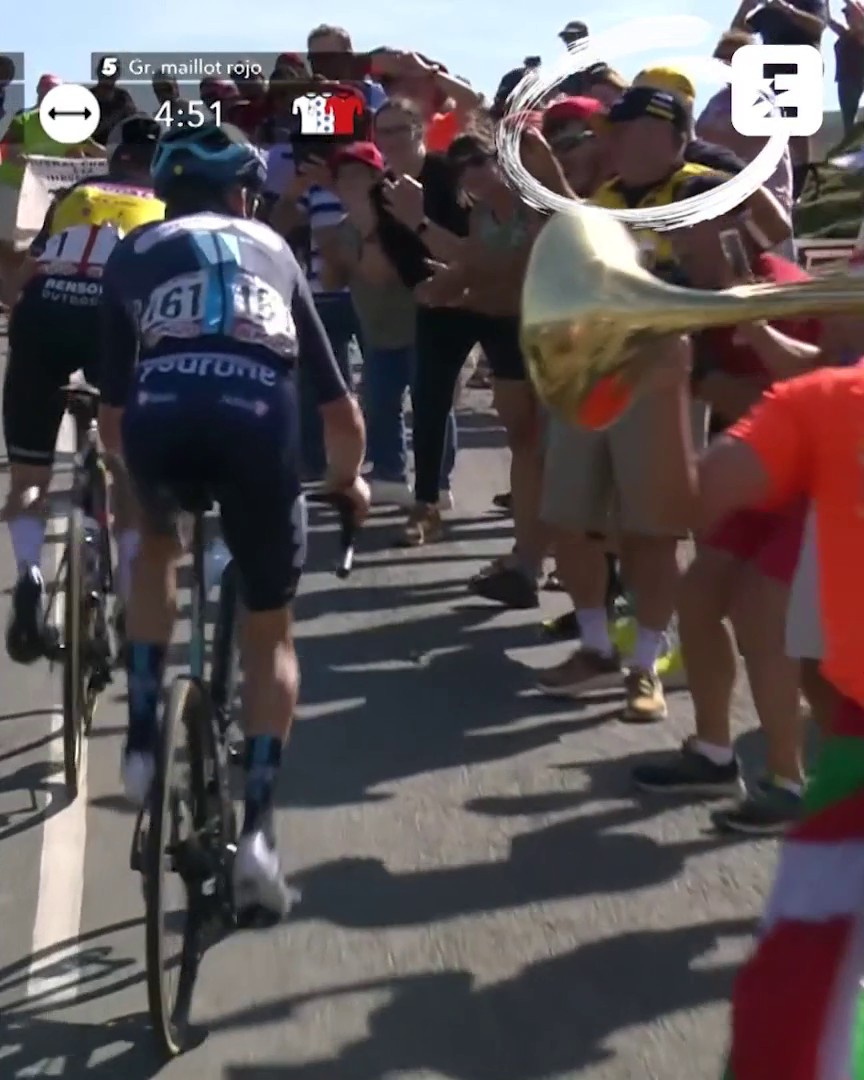 Une image qui risque de faire parler : sous une forte chaleur, les assistants de la Jumbo-Visma ignorent Romain Bardet (Team DSM-Firmenich), qui demande un bidon d'eau #LaVuelta23 #LesRP