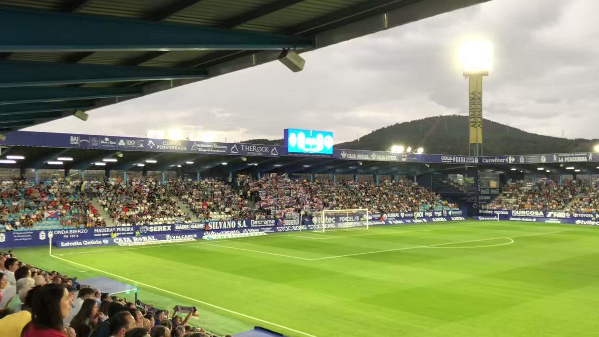 ¡Así canta El Toralín en plenas fiestas de La Encina! 👏👏👏⚪️🔵🔴⚪️🔵 #PonferradinaSabadell #SomosDeportiva #WeAreDeportiva