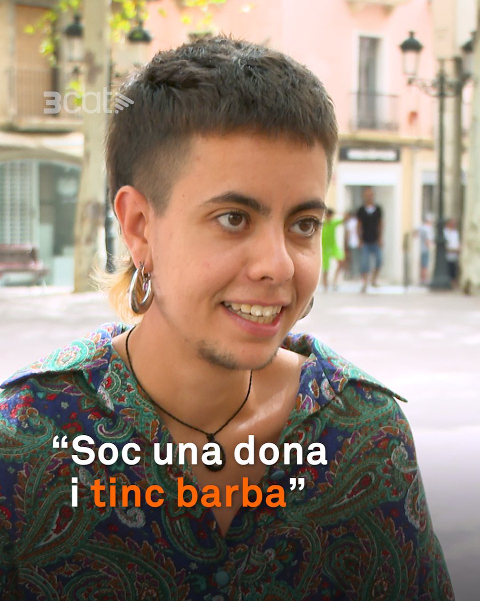 “Soc la Marta, m’identifico com a dona i tinc barba”. Des dels 8 anys ha sentit la pressió social per tenir pèl a la barbeta i al coll. Ha decidit mostrar-se tal com és i reivindica els models divergents. “Som moltes i existim”