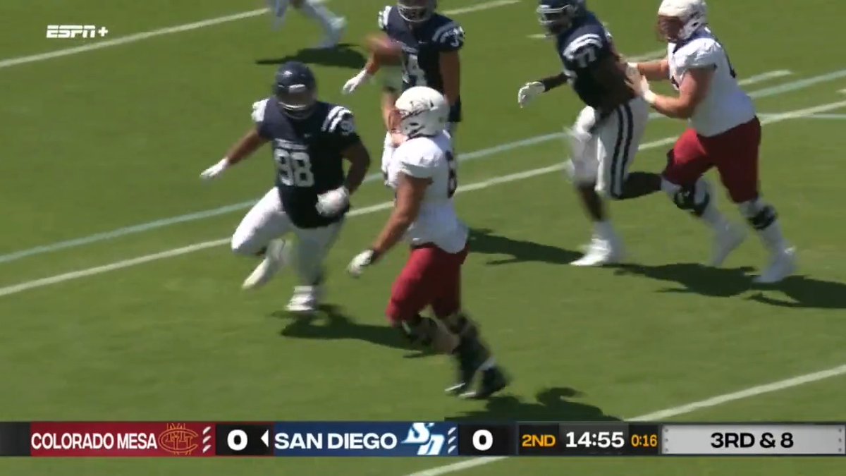 THE O-LINEMAN SCOOPED UP THE FUMBLE AND THREW A TD 😯