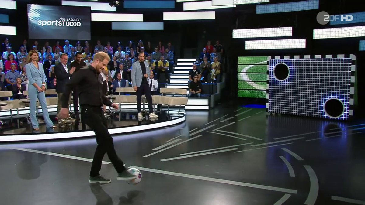 Prinz Harry, Bundesverteidigungsminister Boris Pistorius, Angelo Anderson und Jens Niemeyer stellen sich der Herausforderung an der #sportstudio-Torwand.