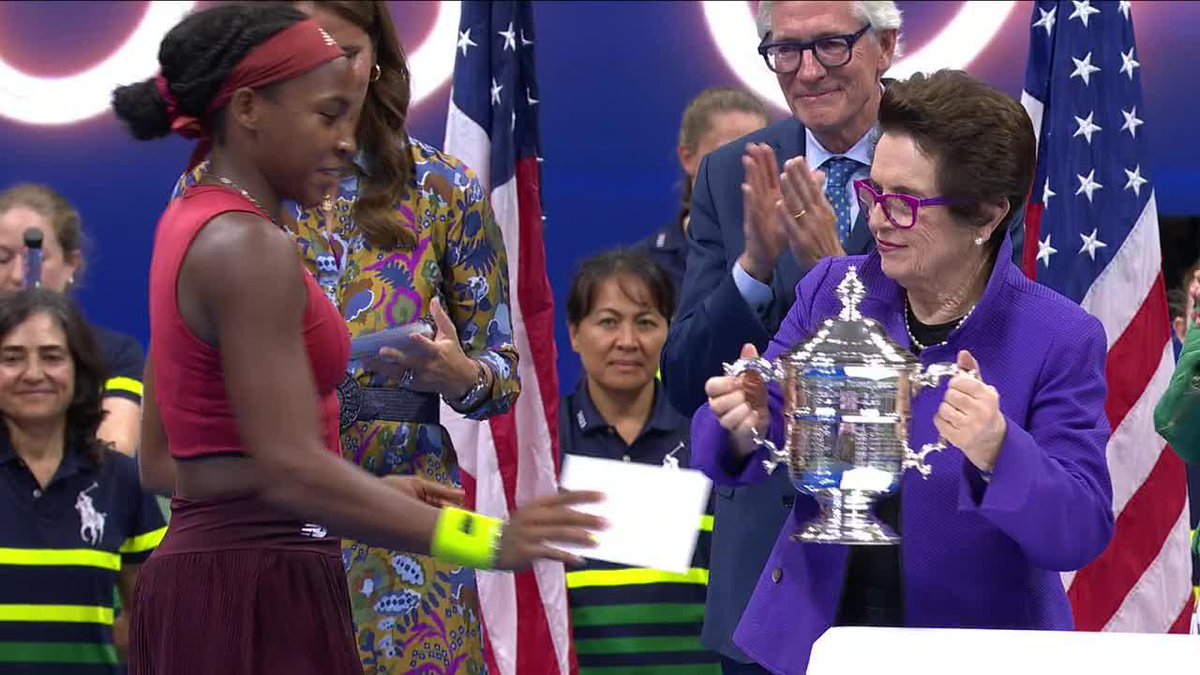 Billie Jean King presents Coco Gauff with her first #USOpen trophy 🙌