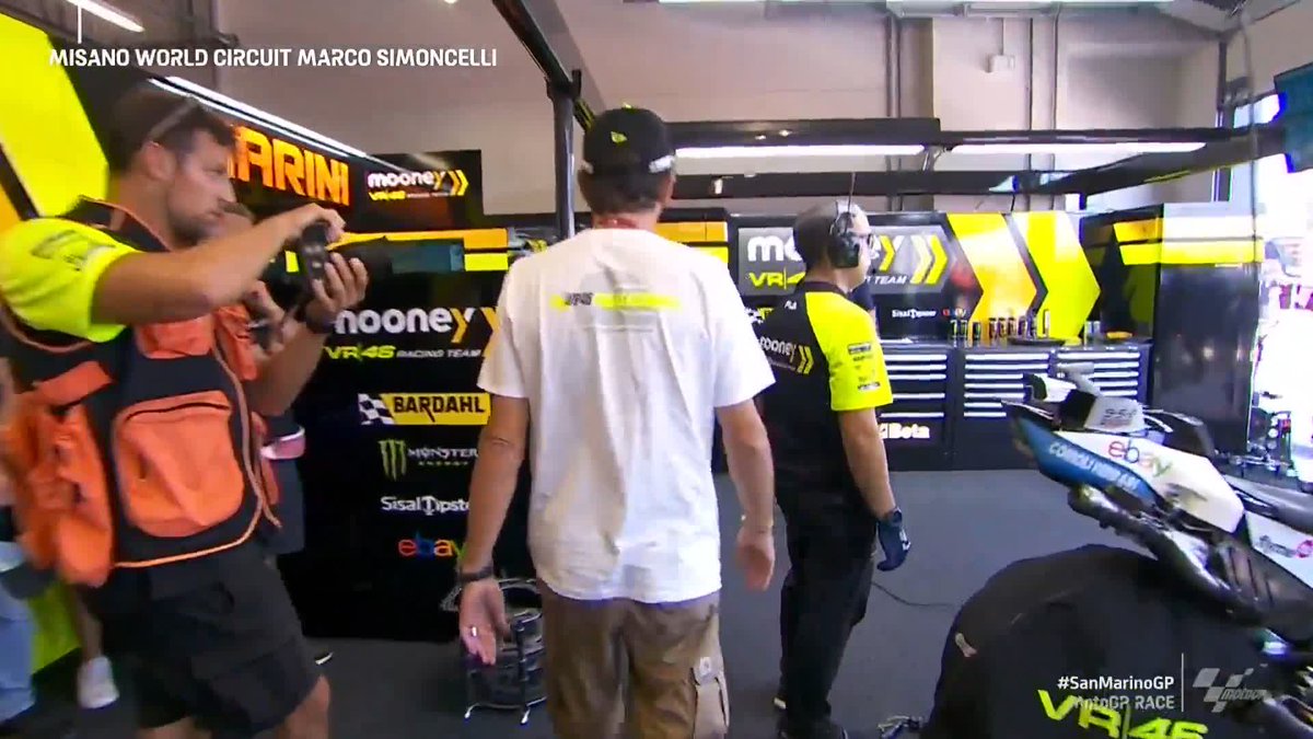 Ready to share some words of wisdom with Luca Marini 🤝 Valentino Rossi is in the house ahead of the race 🙌 #SanMarinoGP 🇸🇲