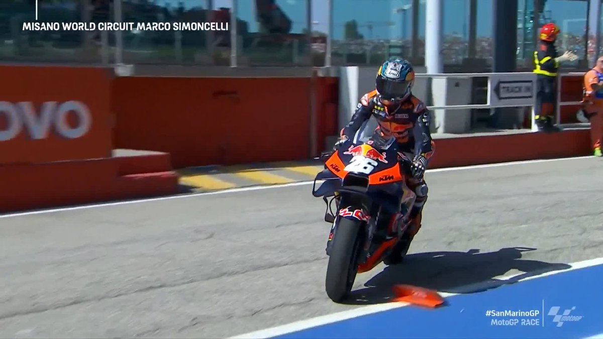 The reception! ❤️ Another BIG round of applause for Dani Pedrosa 👏 #SanMarinoGP 🇸🇲