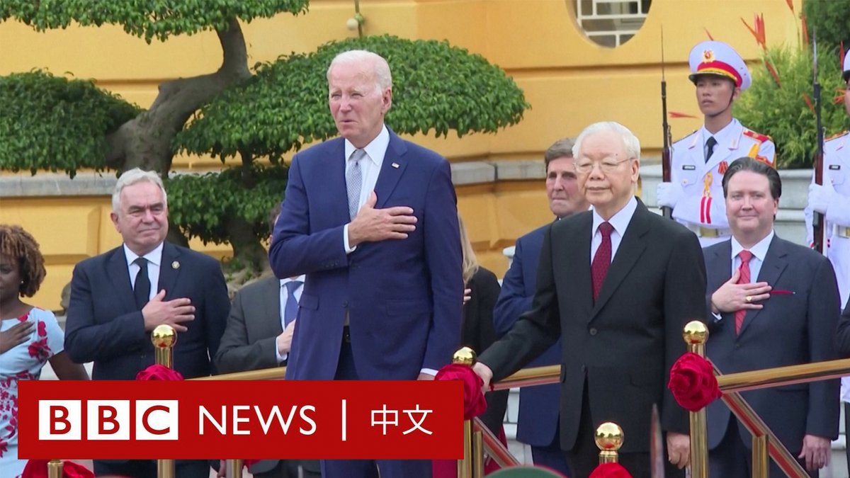 【现场画面】美国总统拜登(Joe Biden)在G20峰会闭幕后前往河内,开始对越南进行访问。在越共中央总书记阮富仲的陪同下,拜登在越南主席府出席欢迎仪式。 在美国从越南战争中撤军50周年之际,河内将与华盛顿的关系提升为最高级的“全面战略伙伴关系”,双方还商讨在半导体和矿产领域加强合作。