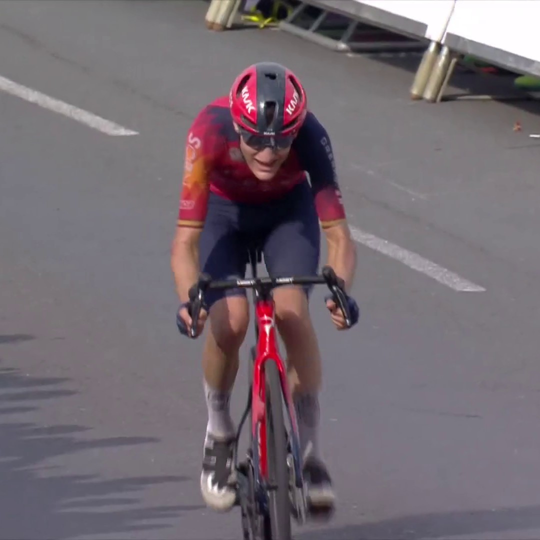 🔥 ¡𝐑𝐔𝐆𝐄 𝐄𝐋 𝐋𝐄𝐎́𝐍 𝐃𝐄 𝐀𝐋𝐌𝐔𝐍̃𝐄𝐂𝐀𝐑! 🌟 Carlos Rodríguez gana la 8ª etapa del Tour de Gran Bretaña con una exhibición colosal en solitario tras atacar a más de 50 kilómetros de meta 🇧🇪 Van Aert sentencia la general. #TourofBritain | #LaCasadelCiclismo