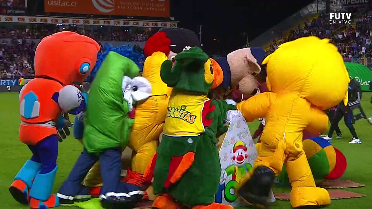 Corrida nacional de mascotes na Costa Rica. Antidoping na vaquinha!