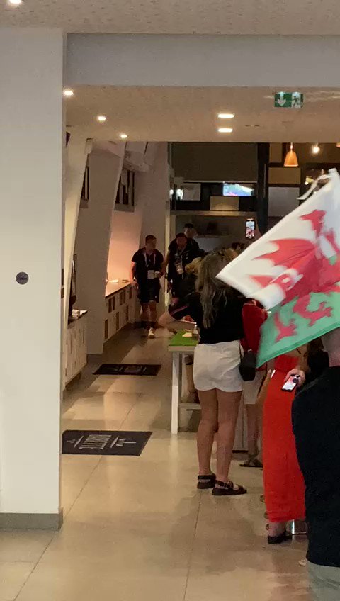 🏴󠁧󠁢󠁷󠁬󠁳󠁿 The boys are on their way, having been given a rousing send off from their families! #WelshRugby | #ViveLeCymru