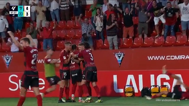 𝐔𝐍 𝐓𝐀𝐂𝐎́𝐍 𝐏𝐀𝐑𝐀 𝐃𝐎𝐌𝐈𝐍𝐀𝐑𝐋𝐎𝐒 𝐀 𝐓𝐎𝐃𝐎𝐒. Minuto 97. 3-3 en el marcador. Y Carlos Martin hace esto en Anduva... #LaCasaDelFútbol #LALIGAHYPERMOTION