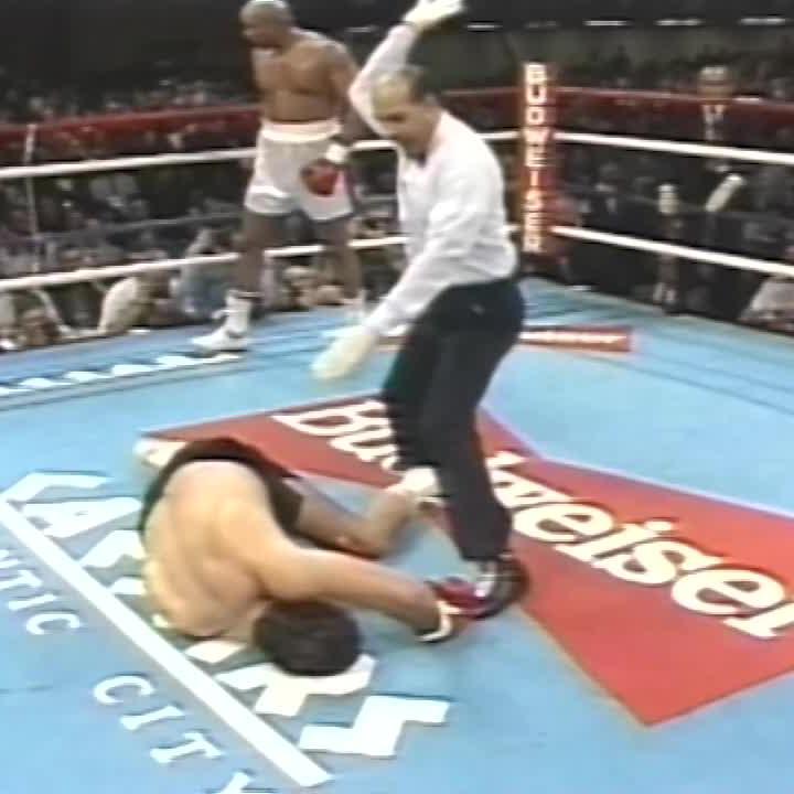 Imagine being on the receiving end of this George Foreman uppercut 🥴