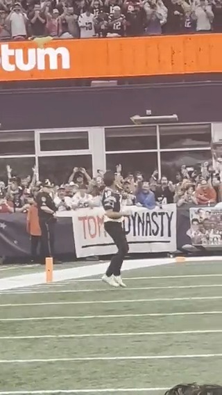 .Tom Brady brings back his signature LFG at the New England Patriots halftime ceremony 🔥