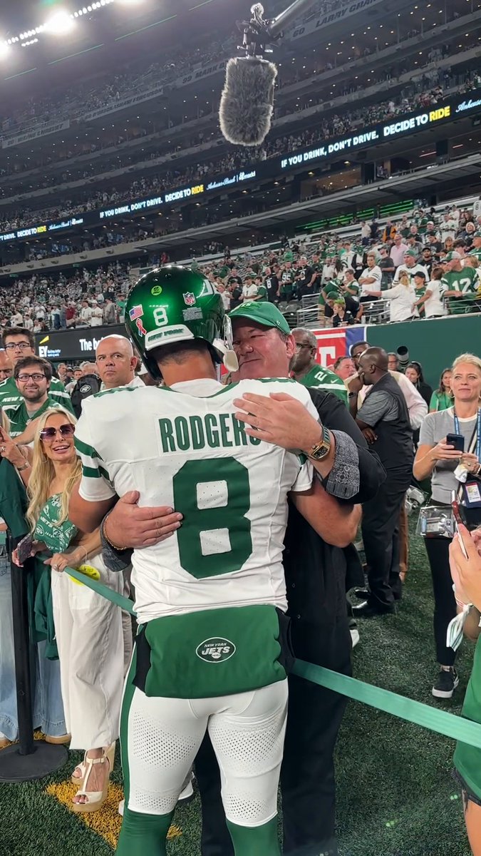 Aaron Rodgers and "Kevin" from The Office before #MNF 🤝