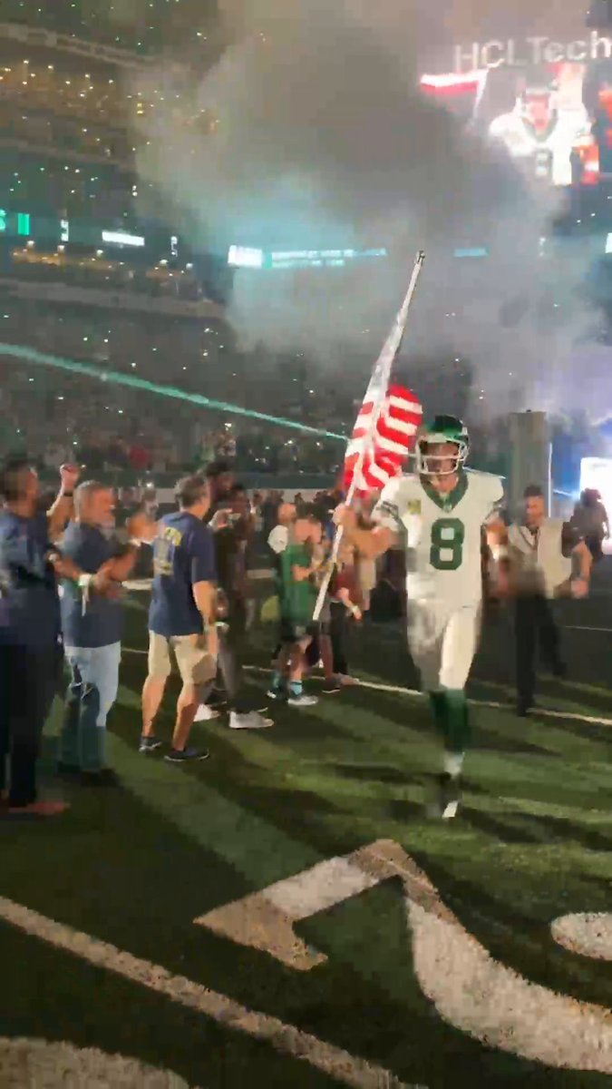Aaron Rodgers ran out with the American flag ahead of Monday Night Football 🇺🇸