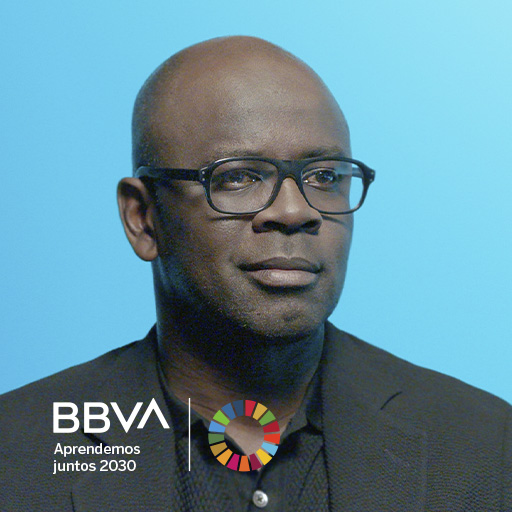 “El racismo, machismo y homofobia son constructos ideológicos", explica Lilian Thuram, exfutbolista y fundador de la asociación Educación contra el Racismo. "Somos el resultado de las historias que nos han contado". En Aprendemos juntos 2030.