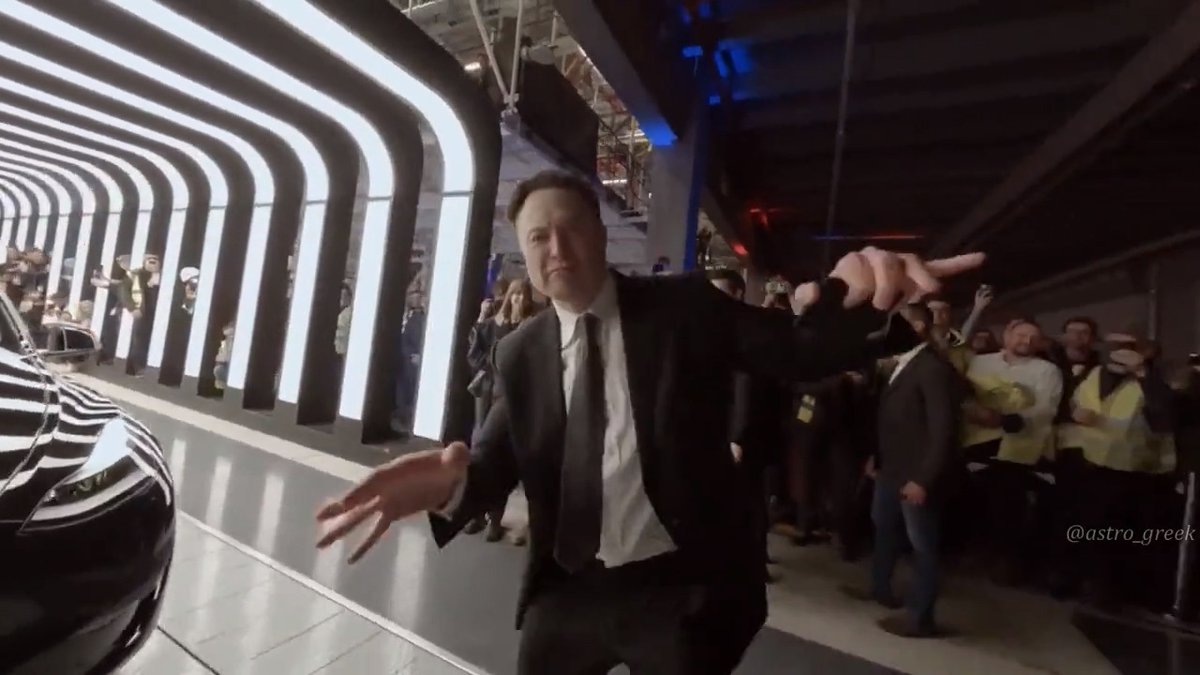 Is Elon Musk terrible at dancing? 🕺