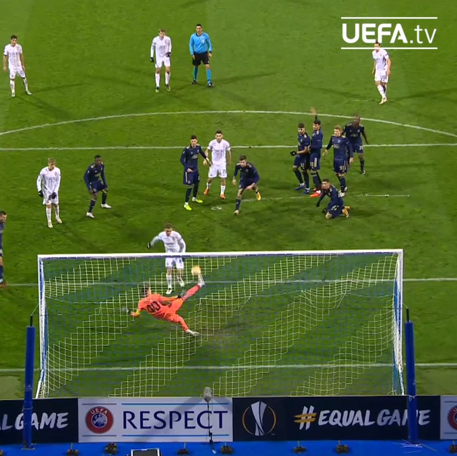 This double stop by Livaković 😳👏 #UEL
