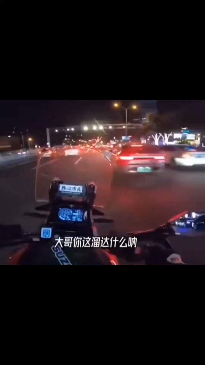 哥们儿可以，性格够沉稳👍👍 警察没说明目的之前，自己绝不多说一句，配得上这块京A和这辆铃木DL1050😂😂 （老视频）