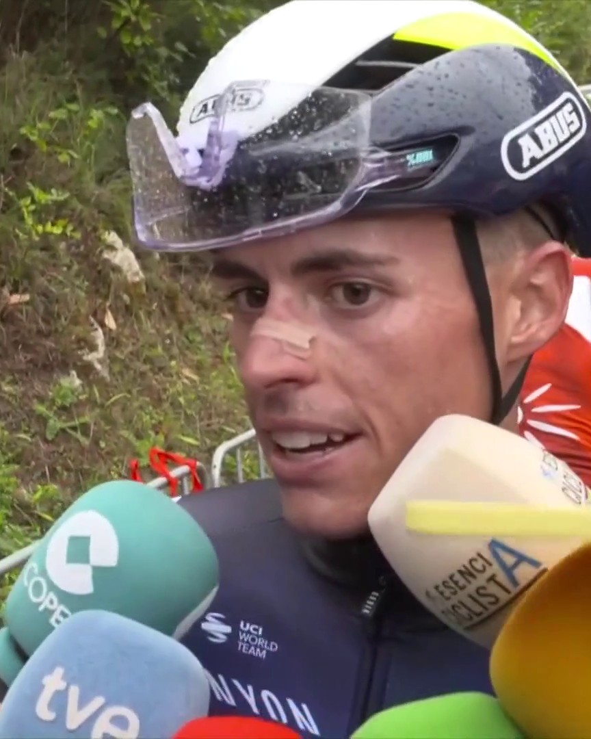Quejas de Enric Mas tras llegar a Bejes por no poder luchar una vez más por una victoria de etapa en #LaVuelta23 "Tenemos el mejor equipo para el llano, pero nos falta hacia arriba, es evidente, hoy con un hombre..." #LaVueltaEurosport