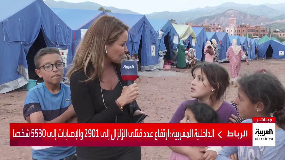 أطفال مخيم #أسني للناجين من الزلزال يوجهون رسالة إلى العالم بغناء نشيد المغرب الوطني.. وموفدة #العربية ميسون عزام تنقل الصورة #زلزال_المغرب