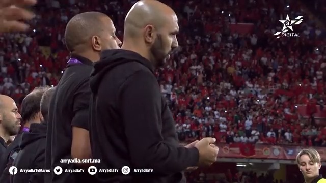 في مشهد مهيب قبل ضربة البداية لمباراة المغرب بروكينا فاسو الملعب بالكامل يقرأ الفاتحة على أرواح ضحايا الزلزال 🇲🇦🤲🏻