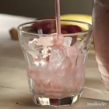 ¡Consiente a la familia con esta receta de agua cremosa de plátano con fresa! #kiwilimon #recetas 🍌🍓 Receta 👉