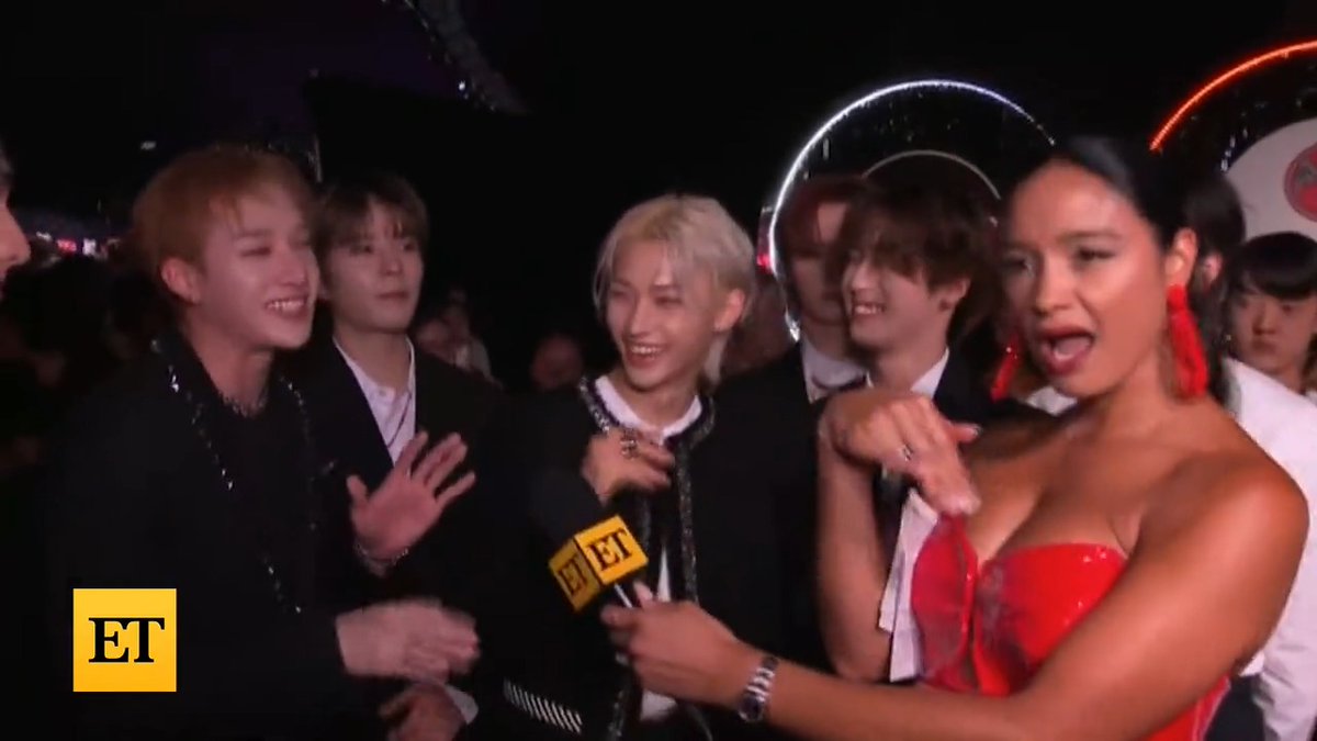 .Stray Kids teaches Rachel Smith their dance moves at the #VMAs. 💃