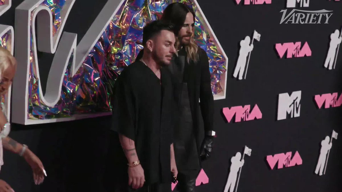 Jared Leto and Shannon Leto pose for photos at the #VMAs.