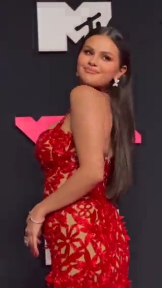 I CAN'T CALM DOWN BECAUSE Selena Gomez HAS ARRIVED!! 😍💋 #VMAs