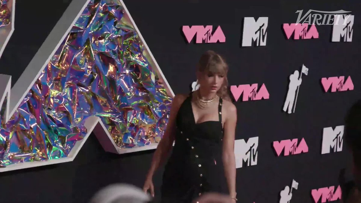 Taylor Swift poses for photos at the #VMAs.