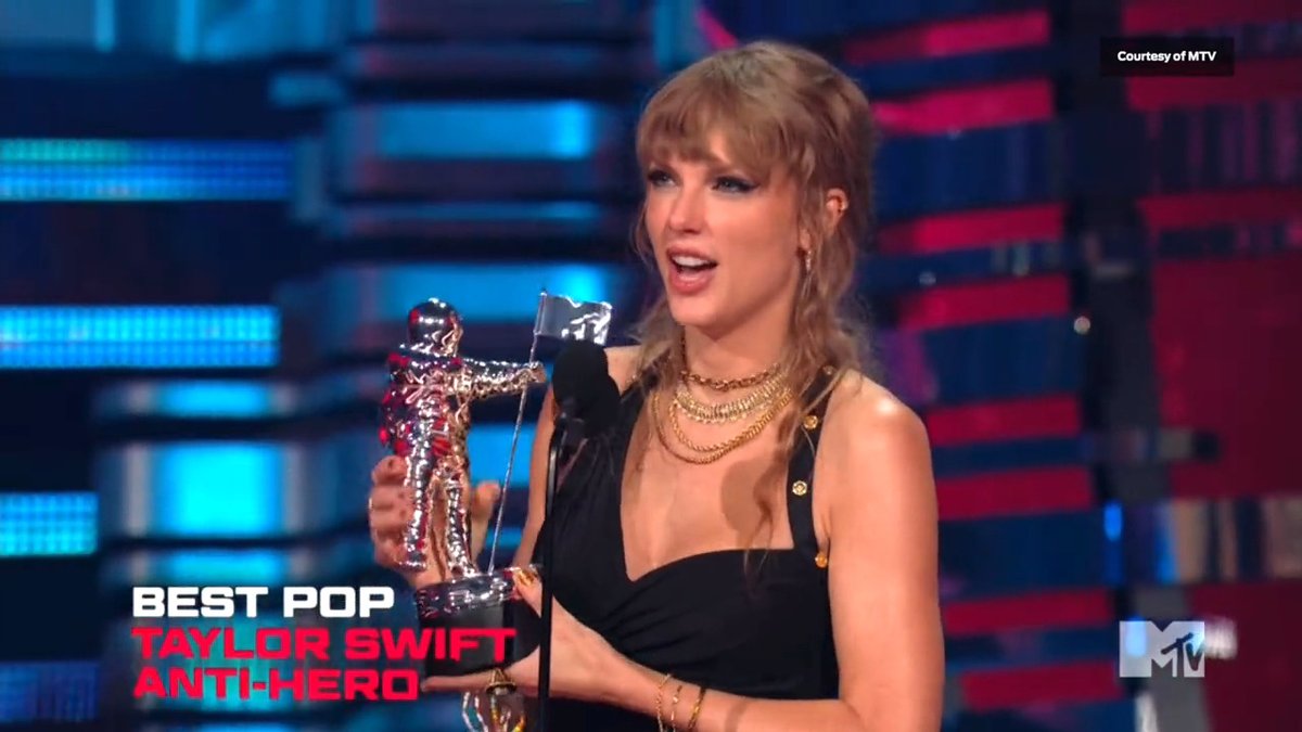 “I had your dolls! Are you doing something? What’s going to happen now?” Taylor Swift was overjoyed by the #NSYNC reunion at the #VMAs.