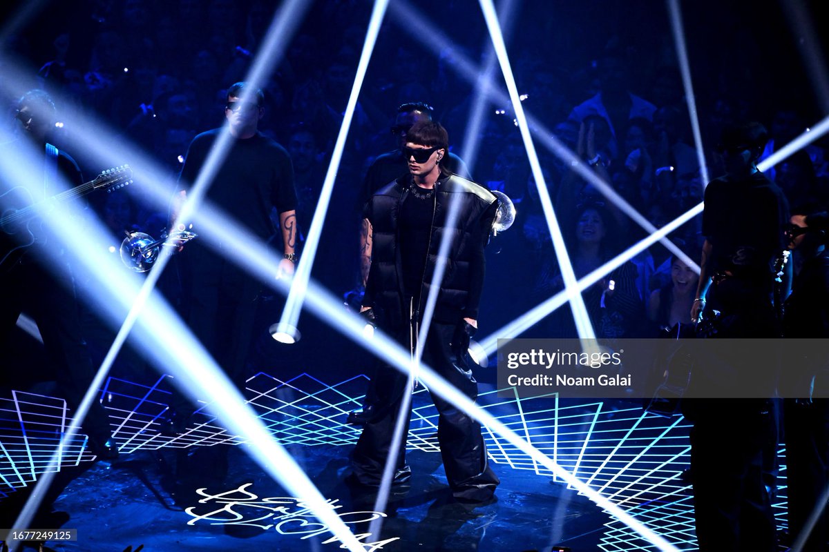 Peso Pluma presentando “LADY GAGA” en los #VMA. 🔥🇲🇽