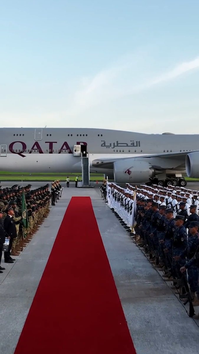 El Emir de Qatar, Su Alteza تميم بن حمد, ha llegado a nuestro país 🇸🇻🇶🇦 Y con estilo 😎