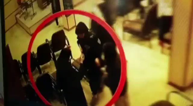 Il y a un an jour pour jour, une jeune fille kurde iranienne Jina #MahsaAmini en voyage à Téhéran, est arrêtée car ses vêtements ne sont pas assez islamique selon les mollahs au pouvoir. Battue violemment à la tête lors de son arrestation, elle décède 3 jours après à l’hôpital.
