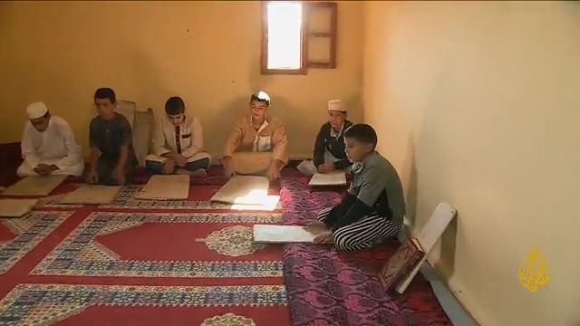 مدرسة لتحفيظ القرآن الكريم في إقليم الحوز تواصل عملها بتحفيظ كتاب الله للأطفال رغم تعرض الكثير من منازل البلدة للهدم بسبب #زلزال_المغرب #الأخبار