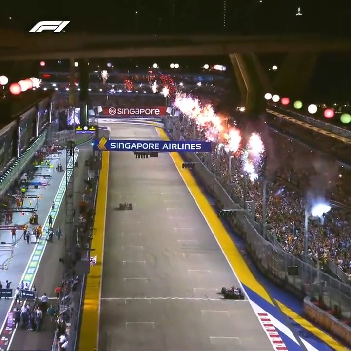 A lights-to-flag victory under the lights for Sergio Pérez in last year's #SingaporeGP 🏆🇸🇬