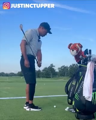 One-handed. No divots. Tiger Woods was back on the range yesterday 🐅