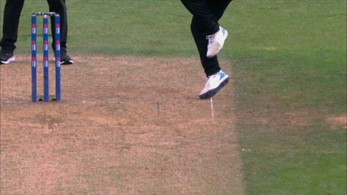 That's TIGHT 😰🤏 Jos Buttler is caught in the deep, there is a check for no ball but eventually the wicket is given!