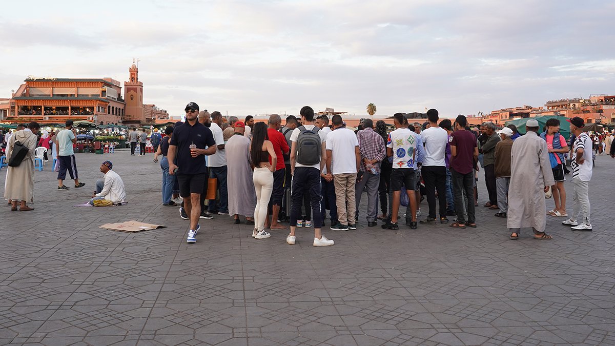 À Jamaâ El-Fna, la vie reprend son cours, commerçants et touristes alertent contre les fake news «la vie a repris son cours normal. Les gens ont rouvert leurs commerces. Les gens vivent normalement...»