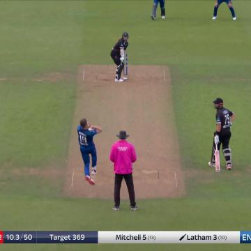 ➡ Play and miss 👏 ⬅ Stumps shattered 💪 Enjoy that one, Woakesy? ✈ #ENGvNZ | Chris Woakes