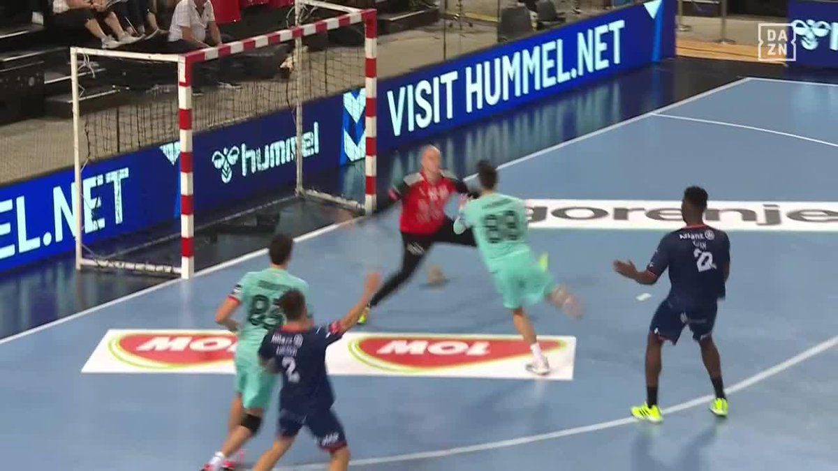 Tiene 17 años. Es el futuro del balonmano español y del Barça. Acaba de anotar sus tres primeros tantos en su debut en Champions. Es Petar Cikusa Qué TALENTO ✨ #ehfcl #BalonmanoDAZN 🤾🏻‍♂️