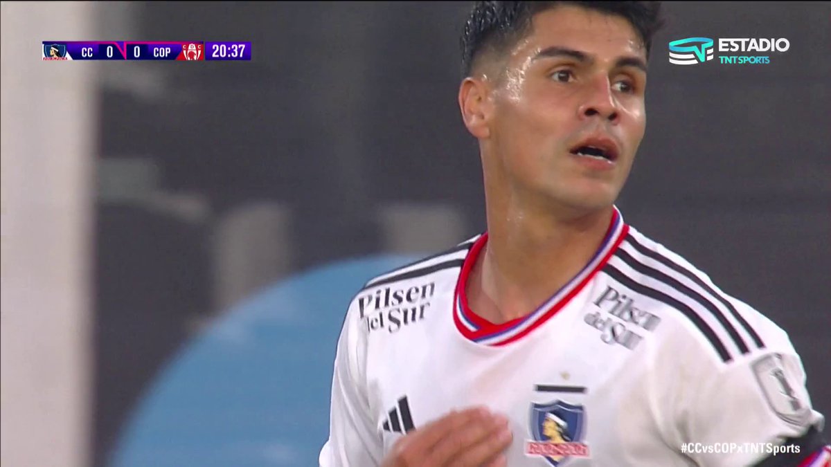 La hinchada de Colo Colo 🇨🇱 dejó de cantar y agitó globos en el partido vs. Copiapó para rendirle tributo a Erick Wiemberg y su hija, quien falleció hace una semana. Fue en el minuto 21 por su dorsal. El futbolista reconoció el gesto en el campo de juego.