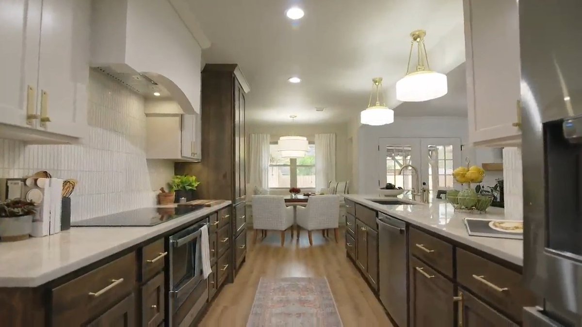 That range hood! Those bathroom tiles!! What was your favorite part of tonight's #NoDemoReno Season 3 premiere?! 😍 #BeforeAndAfter