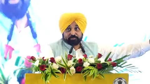ਜਿਹੜੀਆਂ ਅਣ ਅਧਿਕਾਰਤ ਕਲੋਨੀਆਂ ਨੇ..ਉਹਨਾਂ ‘ਚ ਬਿਜਲੀ ਦੇ ਮੀਟਰ ਲਾ ਕੇ ਬਿਜਲੀ ਦੇਣ ਦਾ ਫ਼ੈਸਲਾ ਅਸੀਂ ਕਰ ਲਿਆ ਹੈ..ਅਸੀਂ ਨੀ ਚਾਹੁੰਦੇ ਕੋਈ ਵੀ ਅੱਜ ਦੇ ਸਮੇਂ ‘ਚ ਬਿਜਲੀ ਪੱਖੋਂ ਵਾਂਝਾ ਰਹੇ..