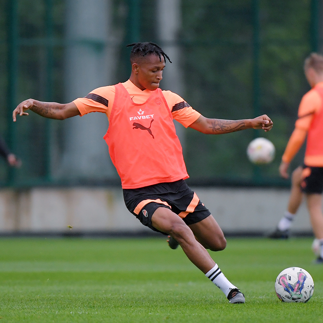 🧡🇹🇿 Content with Novatus Miroshi for our fans from Africa 😉 #Shakhtar