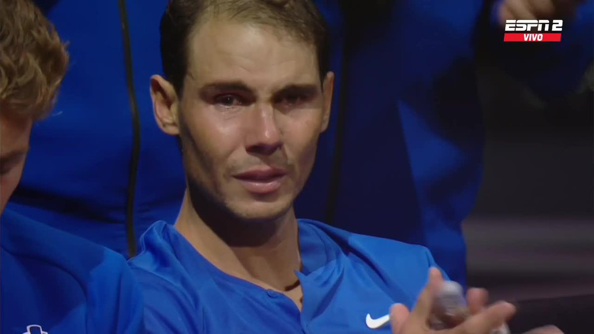 💔 QUÉ MOMENTO Federer, Nadal y Mirka llorando desconsolados mientras el público no dejaba de aplaudir. Podrá no tener todos los récords, pero no existe, al menos hoy, otro tenista que genere esto. 🎩 Roger Federer 👏
