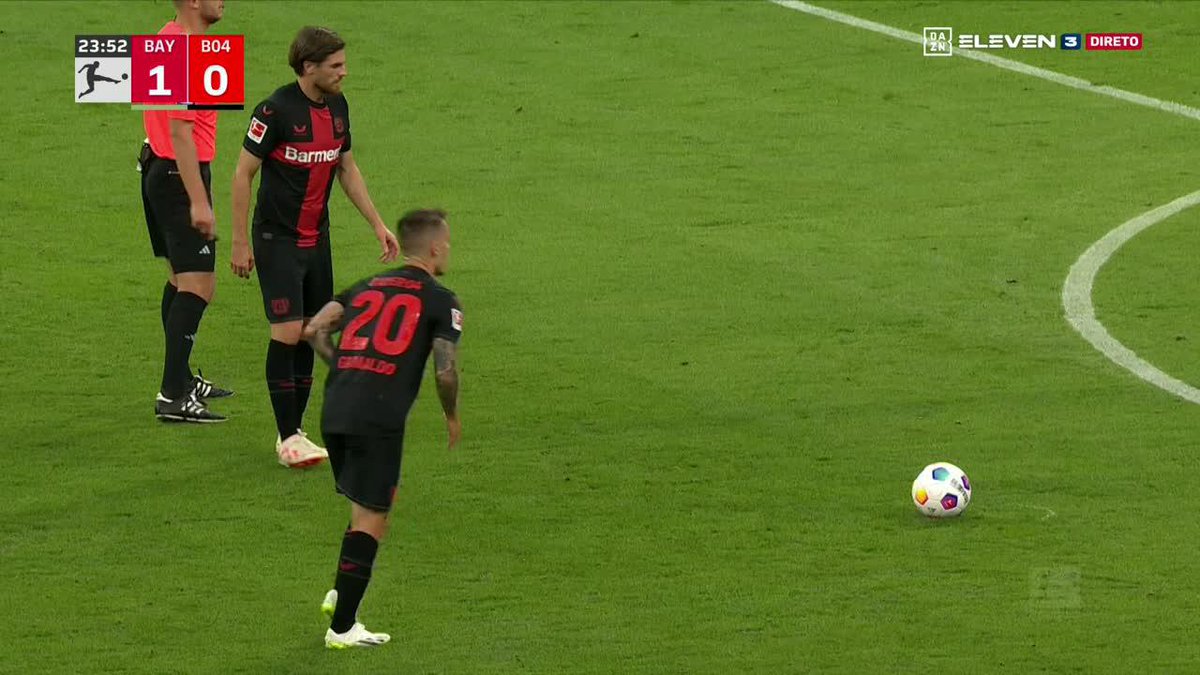 Grimaldo estreou-se a marcar na Bundesliga com um golaço de livre direto contra o Bayern 🔥