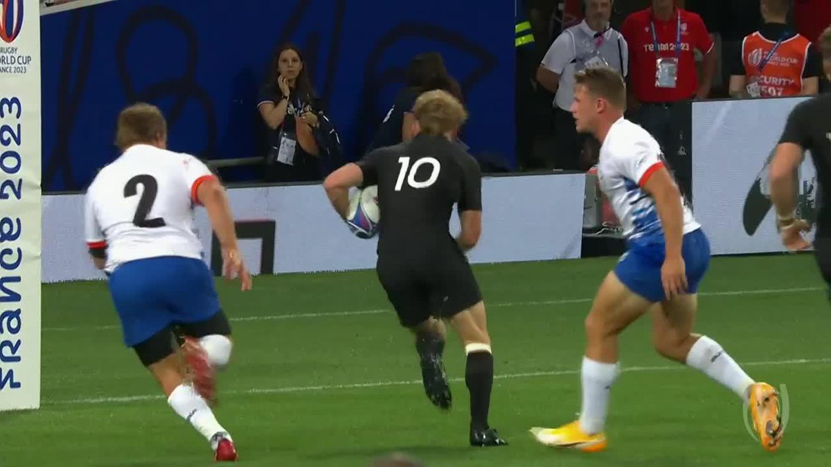 Este tipo juega a otro ritmo. Damian McKenzie y su primer try en la #RWC2023. ⭐ Mirá todo el Mundial de Rugby, en starplusla #RWCxESPNEnStarPlus