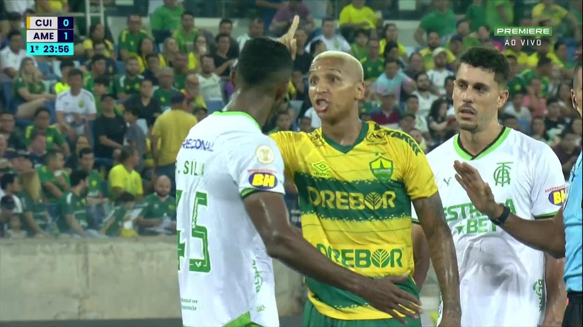Deyverson querendo saber se Ricardo Silva, do América-MG, estava falando a verdade: "Diante de Deus? Diante de Deus? Diante de Deus?" 🎥 Premiere | ge