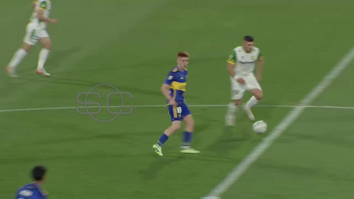 COLO, UN CRACK: Valentín Barco, quien salió del partido por un corte en el rostro, metió CAÑO y NO-LOOK en la misma jugada.